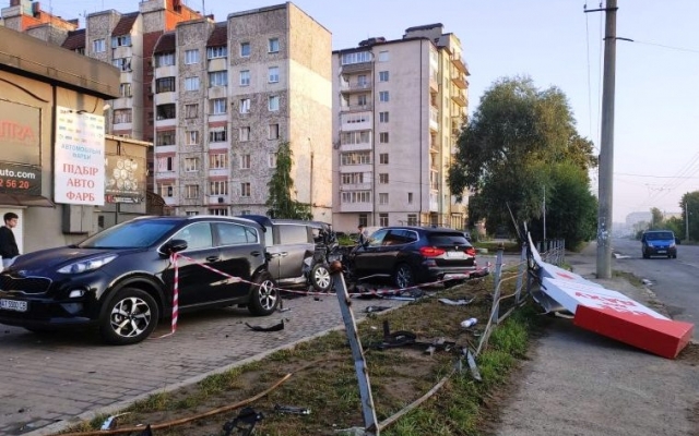 20-летняя модель из Ивано-Франковска на своем BMW протаранила пять автомобилей Фото № 0 20-летняя модель из Ивано-Франковска на своем BMW протаранила пять автомобилей Фото № 0