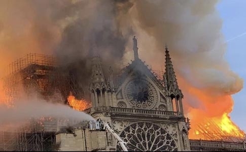 Во Франции горит Собор Парижской Богоматери Фото № 6 Во Франции горит Собор Парижской Богоматери Фото № 6