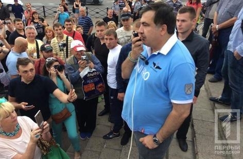 На встрече с жителями Кривого Рога Михаила Саакашвили пытались облить зелёнкой Фото № 0 На встрече с жителями Кривого Рога Михаила Саакашвили пытались облить зелёнкой Фото № 0