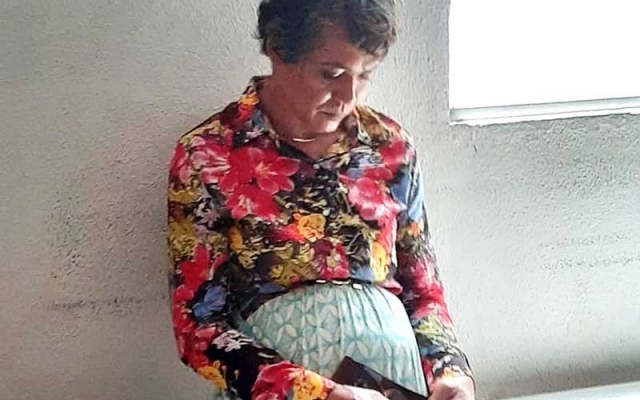 Решил помочь сдать маме на права: мужчина сделал маникюр и макияж, чтобы быть похожим на маму (ВИДЕО, ФОТО) Фото № 1 Решил помочь сдать маме на права: мужчина сделал маникюр и макияж, чтобы быть похожим на маму (ВИДЕО, ФОТО) Фото № 1