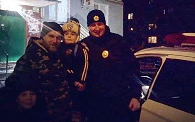 Папа не успел забрать ребенка из садика из-за жуткого гололеда. Помогли полицейские Фото № 0 Папа не успел забрать ребенка из садика из-за жуткого гололеда. Помогли полицейские Фото № 0