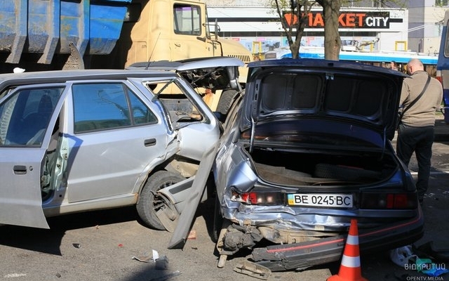 В Днепре КрАЗ на полном ходу протаранил более десяти автомобилей Фото № 5 В Днепре КрАЗ на полном ходу протаранил более десяти автомобилей Фото № 5