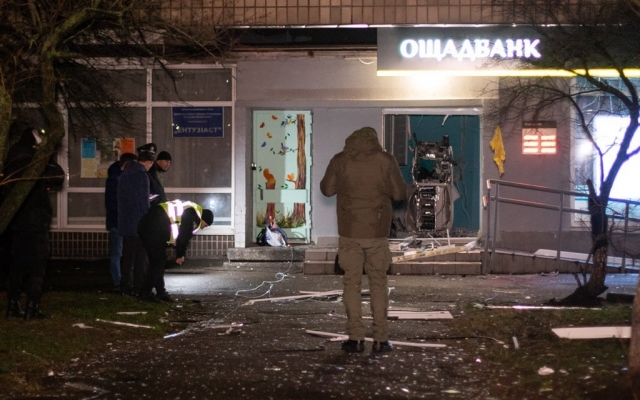 В Киеве хотели подорвать банкомат, а уничтожили все отделение (ФОТО, ВИДЕО) Фото № 1 В Киеве хотели подорвать банкомат, а уничтожили все отделение (ФОТО, ВИДЕО) Фото № 1