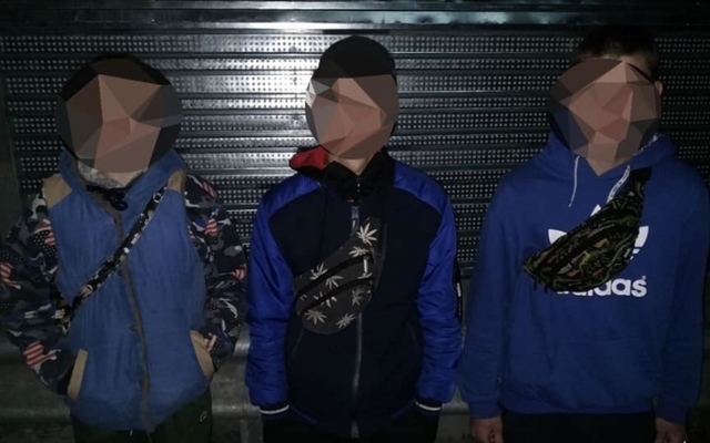 Под Киевом подростки стояли на коленях вдоль трассы Фото № 0 Под Киевом подростки стояли на коленях вдоль трассы Фото № 0