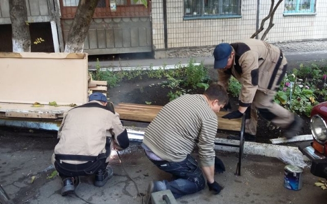В Кривом Роге на придомовых территориях появились новые, удобные лавочки Фото № 3 В Кривом Роге на придомовых территориях появились новые, удобные лавочки Фото № 3