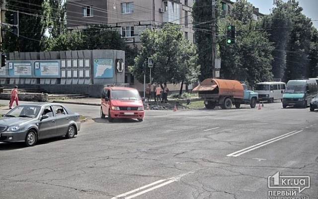 На Мелешкина дождя больше не боятся - комунальщики расчищают ливневки Фото № 4 На Мелешкина дождя больше не боятся - комунальщики расчищают ливневки Фото № 4