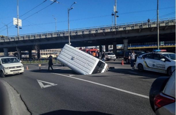 В Киеве микроавтобус провалился под асфальт Фото № 0 В Киеве микроавтобус провалился под асфальт Фото № 0