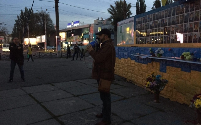 Криворожане вышли на митинг с требованием снять с депутатов неприкосновенность Фото № 7 Криворожане вышли на митинг с требованием снять с депутатов неприкосновенность Фото № 7