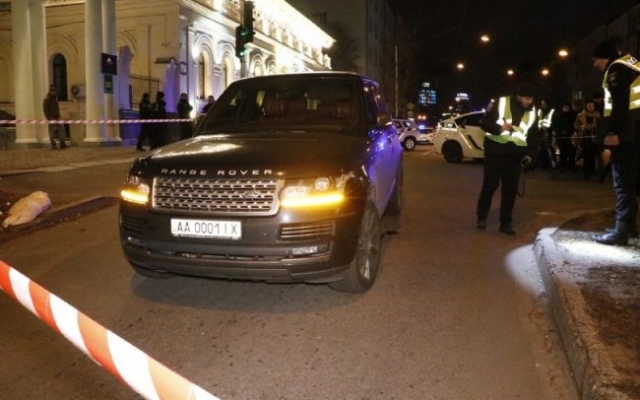 В центре Киева расстреляли автомобиль Range Rover (ФОТО, ВИДЕО) Фото № 1 В центре Киева расстреляли автомобиль Range Rover (ФОТО, ВИДЕО) Фото № 1