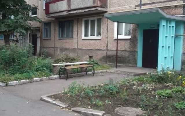 В Кривом Роге на придомовых территориях появились новые, удобные лавочки Фото № 4 В Кривом Роге на придомовых территориях появились новые, удобные лавочки Фото № 4