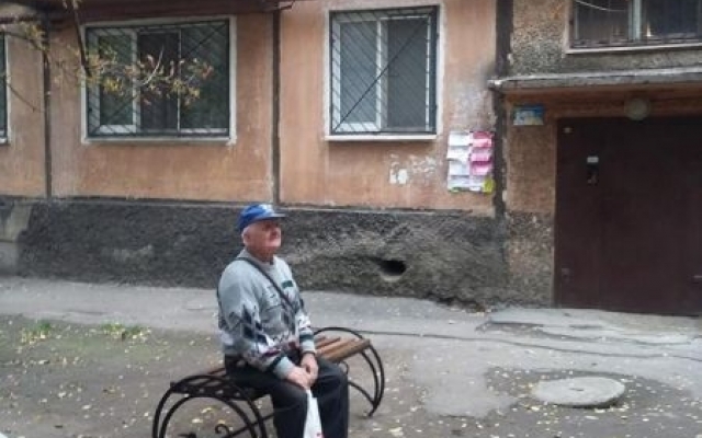 В Кривом Роге на придомовых территориях появились новые, удобные лавочки Фото № 8 В Кривом Роге на придомовых территориях появились новые, удобные лавочки Фото № 8