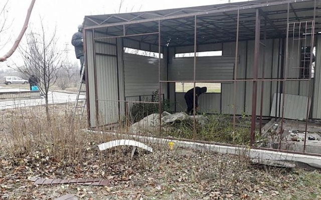 В Покровском районе демонтировали незаконный ларек Фото № 6 В Покровском районе демонтировали незаконный ларек Фото № 6