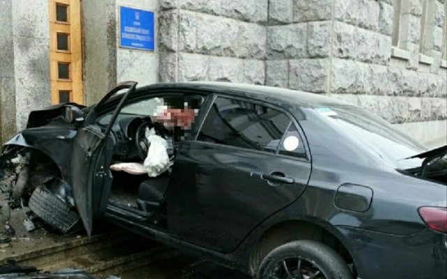 В гости к мэру: иномарка влетела в дверь харьковского горсовета (ВИДЕО) Фото № 0 В гости к мэру: иномарка влетела в дверь харьковского горсовета (ВИДЕО) Фото № 0