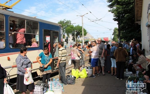 Бороться или смириться?! В Кривом Роге процветает торговля с пола Фото № 9 Бороться или смириться?! В Кривом Роге процветает торговля с пола Фото № 9
