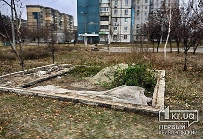В Покровском районе демонтировали незаконный ларек Фото № 0 В Покровском районе демонтировали незаконный ларек Фото № 0