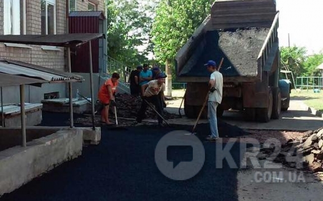 В Кривом Роге продолжается ремонт дорог около учебных заведений Фото № 2 В Кривом Роге продолжается ремонт дорог около учебных заведений Фото № 2