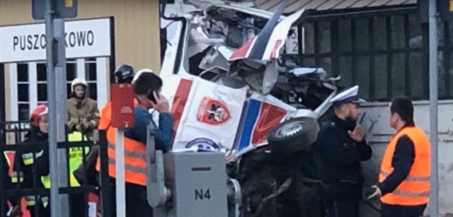 Видео-шок из Польши: поезд раздавил карету скорой помощи с тремя людьми Фото № 3 Видео-шок из Польши: поезд раздавил карету скорой помощи с тремя людьми Фото № 3