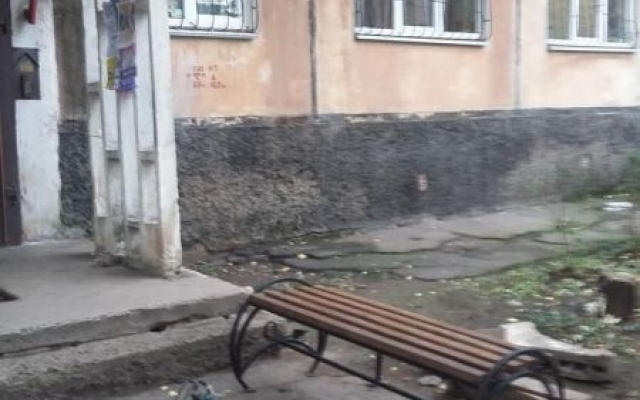 В Кривом Роге на придомовых территориях появились новые, удобные лавочки Фото № 7 В Кривом Роге на придомовых территориях появились новые, удобные лавочки Фото № 7