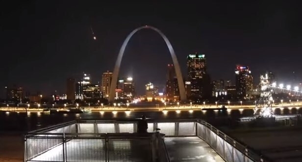 В небе взорвался метеорит: видео редкого небесного явления вызвало резонанс Фото № 2 В небе взорвался метеорит: видео редкого небесного явления вызвало резонанс Фото № 2