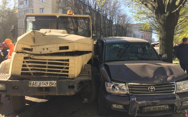 В Днепре КрАЗ на полном ходу протаранил более десяти автомобилей Фото № 3 В Днепре КрАЗ на полном ходу протаранил более десяти автомобилей Фото № 3