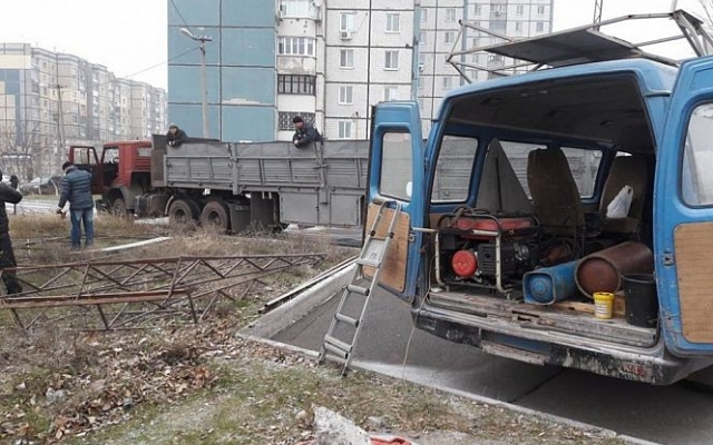 В Покровском районе демонтировали незаконный ларек Фото № 8 В Покровском районе демонтировали незаконный ларек Фото № 8