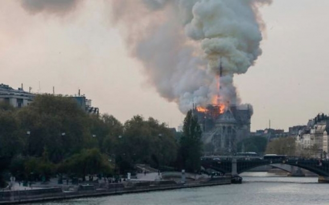 Во Франции горит Собор Парижской Богоматери Фото № 3 Во Франции горит Собор Парижской Богоматери Фото № 3