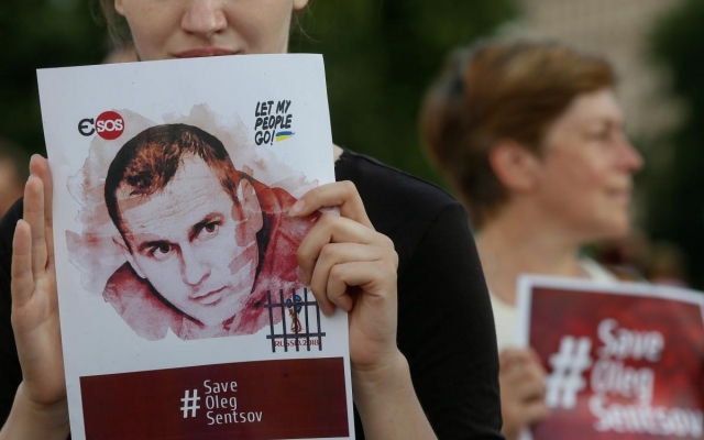 На фасаді мерії Парижа розмістять фото українського політв'язня Олега Сенцова Фото № 0 На фасаді мерії Парижа розмістять фото українського політв'язня Олега Сенцова Фото № 0