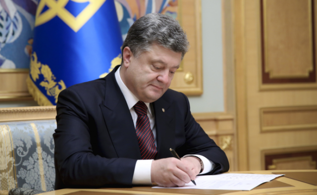 Порошенко подписал закон, который защитит военных Фото № 0 Порошенко подписал закон, который защитит военных Фото № 0