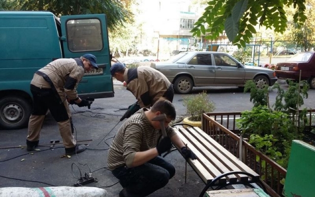 В Кривом Роге на придомовых территориях появились новые, удобные лавочки Фото № 2 В Кривом Роге на придомовых территориях появились новые, удобные лавочки Фото № 2