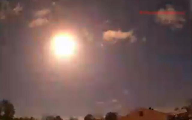 В небе взорвался метеорит: видео редкого небесного явления вызвало резонанс Фото № 3 В небе взорвался метеорит: видео редкого небесного явления вызвало резонанс Фото № 3