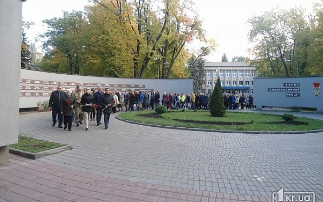 В Кривом Роге почтили память погибших героев минутой молчания Фото № 3 В Кривом Роге почтили память погибших героев минутой молчания Фото № 3