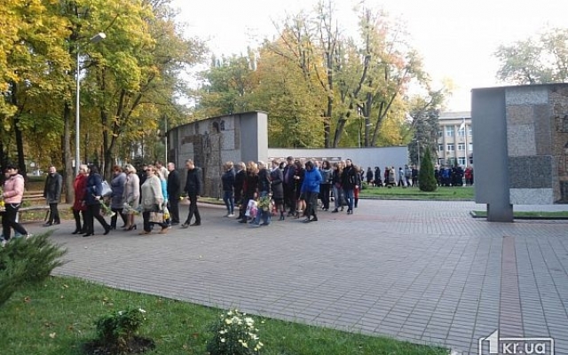 В Кривом Роге почтили память погибших героев минутой молчания Фото № 7 В Кривом Роге почтили память погибших героев минутой молчания Фото № 7