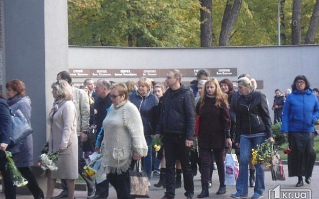 В Кривом Роге почтили память погибших героев минутой молчания Фото № 6 В Кривом Роге почтили память погибших героев минутой молчания Фото № 6
