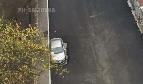 Курьезы: В Харькове дорожники замуровали авто в асфальте (ФОТО) Фото № 0 Курьезы: В Харькове дорожники замуровали авто в асфальте (ФОТО) Фото № 0