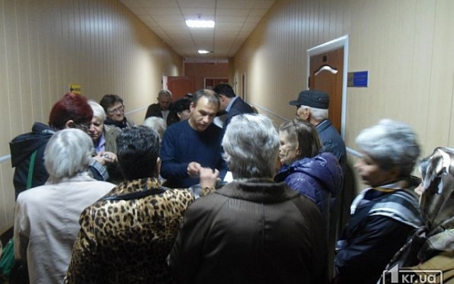 Более полусотни человек пришли на суд с Более полусотни человек пришли на суд с