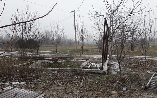 В Покровском районе демонтировали незаконный ларек Фото № 3 В Покровском районе демонтировали незаконный ларек Фото № 3