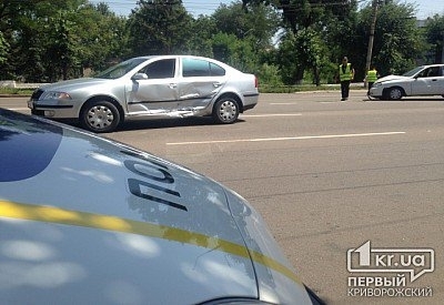 В Кривом Роге автомобиль госохраны врезался в Shkoda Фото № 0 В Кривом Роге автомобиль госохраны врезался в Shkoda Фото № 0