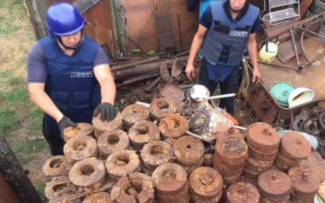Во дворе, где подорвались дети, найдено больше тысячи мин, бомб и гранат Фото № 1 Во дворе, где подорвались дети, найдено больше тысячи мин, бомб и гранат Фото № 1