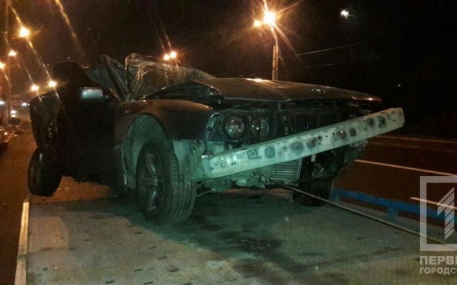 Авария в Кривом Роге: BMW врезался в столб, водитель в больнице Фото № 2 Авария в Кривом Роге: BMW врезался в столб, водитель в больнице Фото № 2