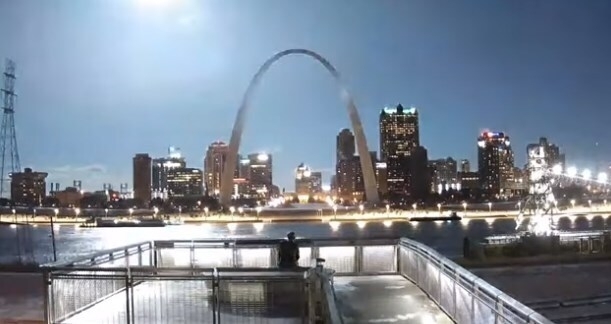 В небе взорвался метеорит: видео редкого небесного явления вызвало резонанс Фото № 1 В небе взорвался метеорит: видео редкого небесного явления вызвало резонанс Фото № 1