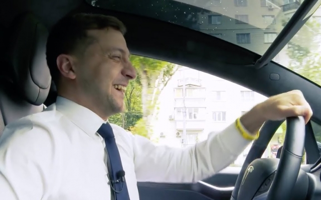 Президент Владимир Зеленский записал новое видео за рулем Tesla Фото № 0 Президент Владимир Зеленский записал новое видео за рулем Tesla Фото № 0