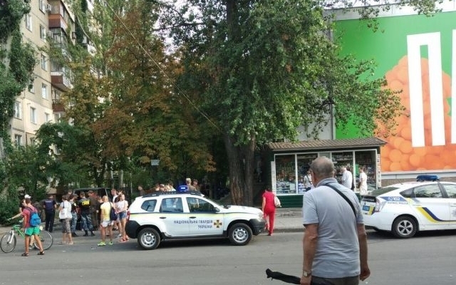 В Днепре голый неадекват бросался на людей и автомобили (ВИДЕО) Фото № 0 В Днепре голый неадекват бросался на людей и автомобили (ВИДЕО) Фото № 0