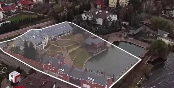 Виллу и озеро скрыть не удалось: как живет Михаил Поплавский Фото № 0 Виллу и озеро скрыть не удалось: как живет Михаил Поплавский Фото № 0