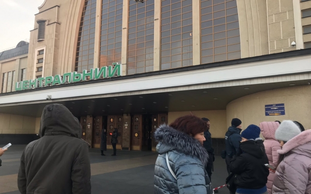 В Киеве заминировали центральный ЖД вокзал (ФОТО) Фото № 0 В Киеве заминировали центральный ЖД вокзал (ФОТО) Фото № 0