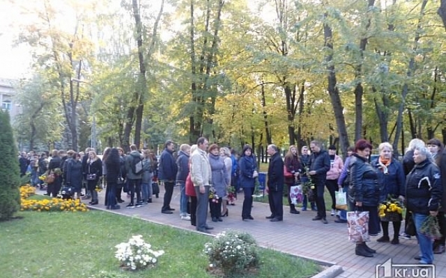 В Кривом Роге почтили память погибших героев минутой молчания Фото № 2 В Кривом Роге почтили память погибших героев минутой молчания Фото № 2