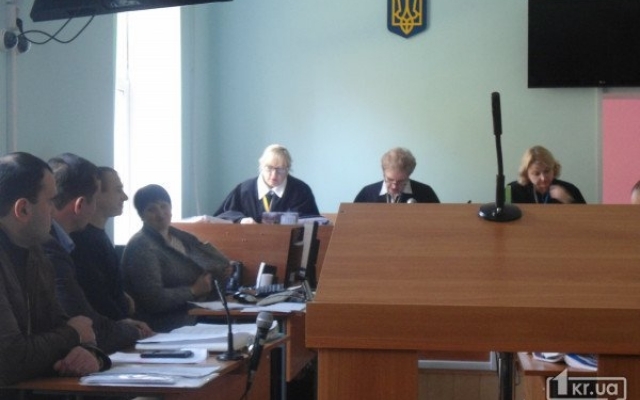 Более полусотни человек пришли на суд с Более полусотни человек пришли на суд с