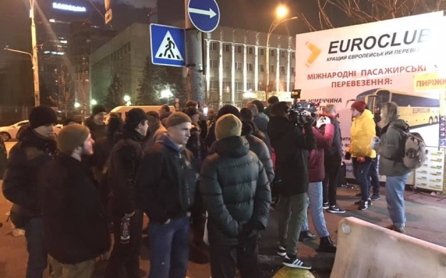 Девушек-волонтеров АТО водитель высадил из автобуса, потому что те требовали выключить российский фильм (ФОТО) Фото № 1 Девушек-волонтеров АТО водитель высадил из автобуса, потому что те требовали выключить российский фильм (ФОТО) Фото № 1