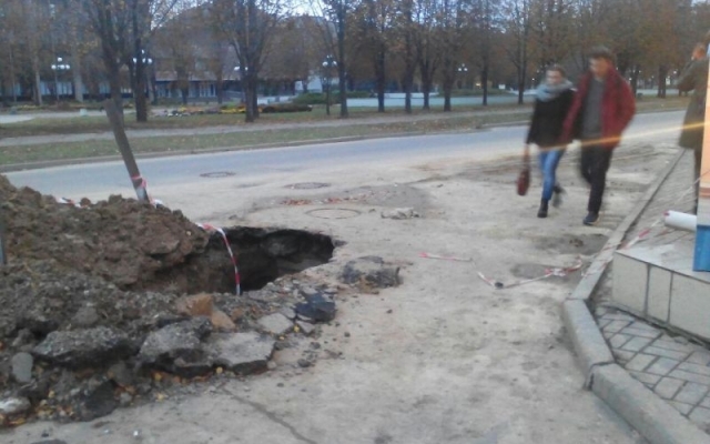 В центре Кривого Рога появилась огромная яма Фото № 3 В центре Кривого Рога появилась огромная яма Фото № 3
