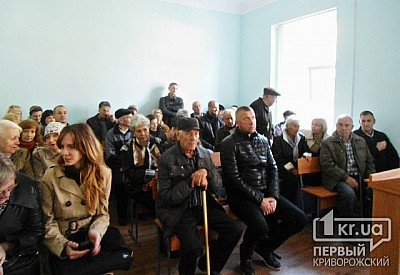Более полусотни человек пришли на суд с Более полусотни человек пришли на суд с