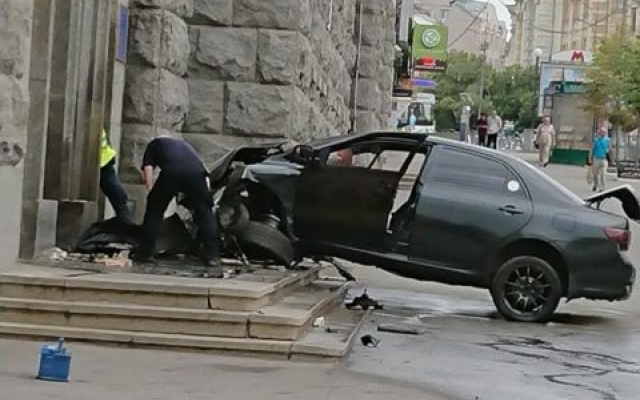 В гости к мэру: иномарка влетела в дверь харьковского горсовета (ВИДЕО) Фото № 2 В гости к мэру: иномарка влетела в дверь харьковского горсовета (ВИДЕО) Фото № 2